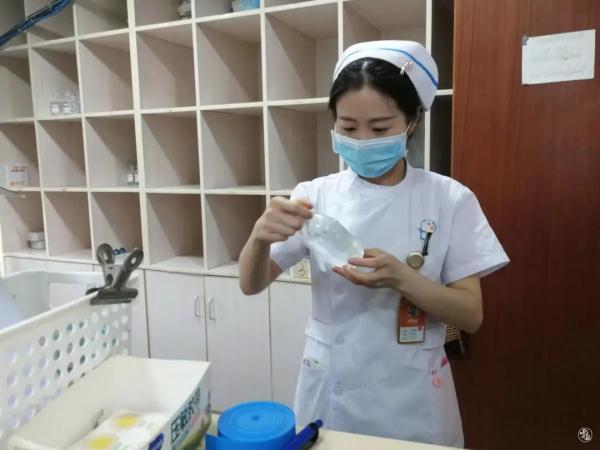 點贊昭通女孩劉曉姣，高鐵上跪地救人半小時