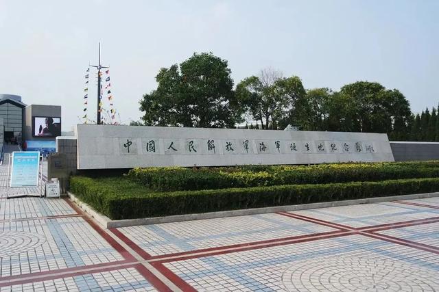 03航母冠名大戰(zhàn)一觸即發(fā)，網(wǎng)友們吵翻了，海軍命名規(guī)則了解一下"