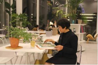 創(chuàng)業(yè)13年搬家13次，打造出3000平方米夢幻花園，這個打工仔憑啥？