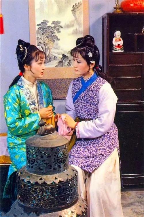 眼里不揉沙子的鳳姐和愛裝糊涂的平兒，誰更高明？