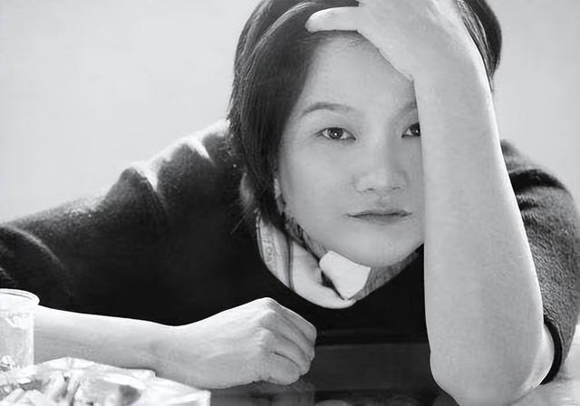 名門痞女洪晃：豪言女人要睡五個男人才夠本，如今已有四次婚姻