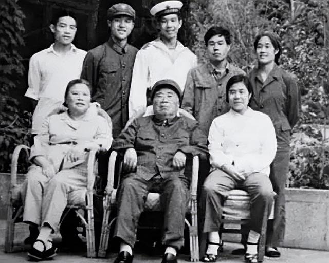 趙力平多次拒絕朱德兒子求愛，賀龍問其原因，趙力平：他家官太大
