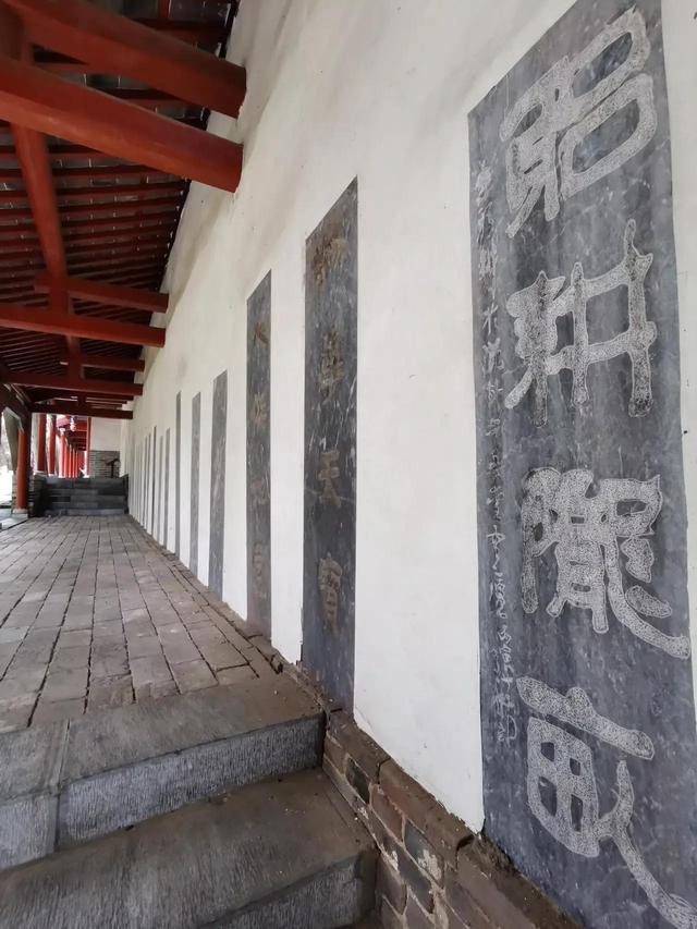 曰"宛"，曰"宛中，隆"，曰"隆中"，曰"南陽"，曰"躬耕于南陽"解密