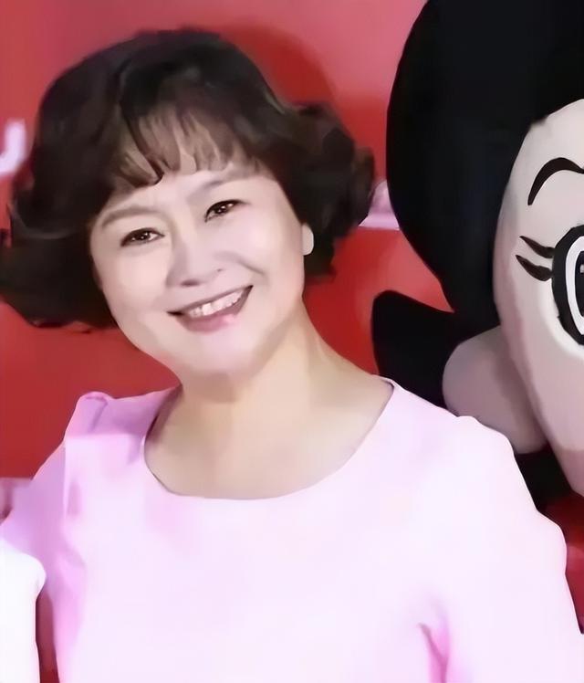 中專文憑進央視，離婚后獨自帶娃，二婚嫁普通人，鞠萍過得好嗎