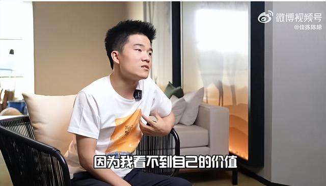 “深夜我迷上了董老師”：比劉畊宏更火的男人出現(xiàn)了，看了他的經(jīng)歷終于明白，人為什么要讀書