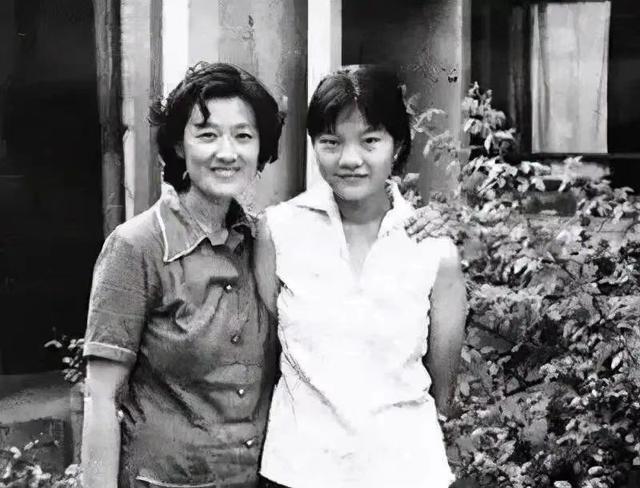 名門痞女洪晃：豪言女人要睡五個男人才夠本，如今已有四次婚姻