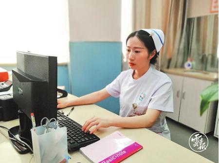 點贊昭通女孩劉曉姣，高鐵上跪地救人半小時
