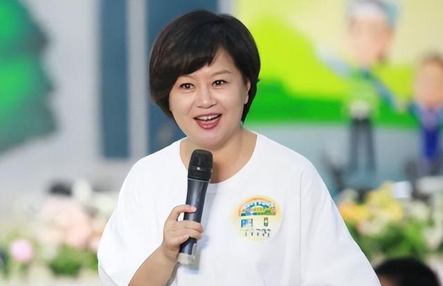 中專文憑進央視，離婚后獨自帶娃，二婚嫁普通人，鞠萍過得好嗎