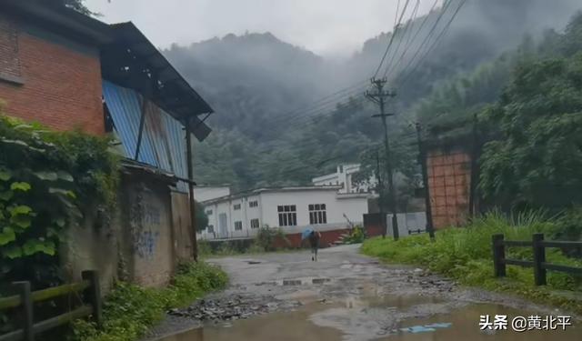 江西與湖南交界的大圍山上有廢棄兵工廠，曾有3萬人在這工作生活
