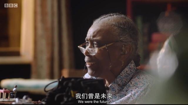 在新詞頻出的當(dāng)下，我們?nèi)绾卫斫饽切┳顬槠胀ǖ脑~語(yǔ)？
