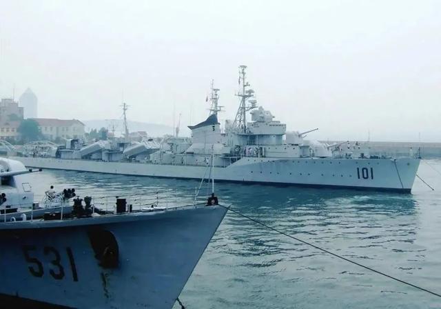 03航母冠名大戰(zhàn)一觸即發(fā)，網(wǎng)友們吵翻了，海軍命名規(guī)則了解一下"