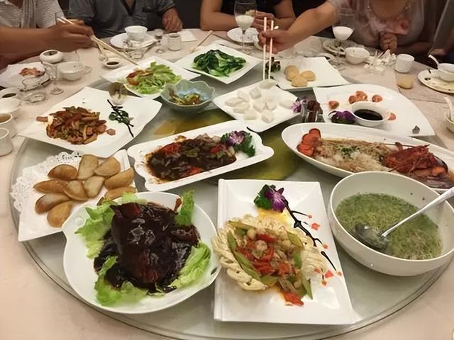 湖南老板開湘菜館，利用“一個名字”，一年盈利200萬，套路給你