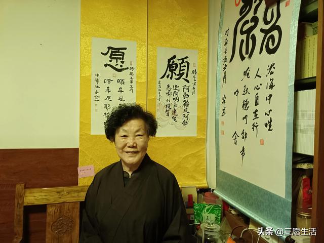 鄭飛院內(nèi)龍鳳和美之處，儷睿人“愿”字書幡隨風飄揚，金光耀眼
