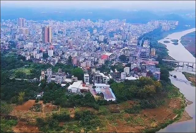 廣東最大的蛋雞養(yǎng)殖基地，因一口神秘的古井而得名。哪里？