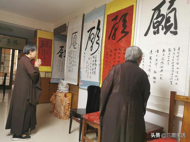 鄭飛院內(nèi)龍鳳和美之處，儷睿人“愿”字書幡隨風飄揚，金光耀眼