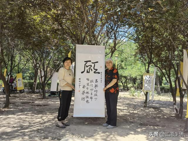 鄭飛院內(nèi)龍鳳和美之處，儷睿人“愿”字書幡隨風飄揚，金光耀眼