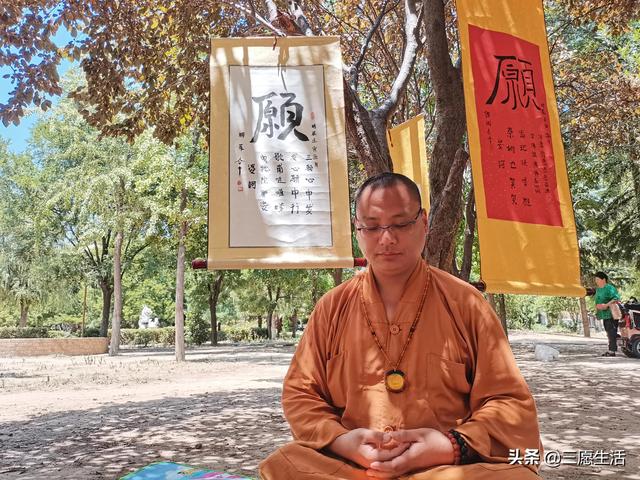 鄭飛院內(nèi)龍鳳和美之處，儷睿人“愿”字書幡隨風飄揚，金光耀眼