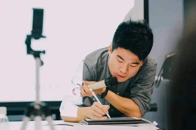 “深夜我迷上了董老師”：比劉畊宏更火的男人出現(xiàn)了，看了他的經(jīng)歷終于明白，人為什么要讀書