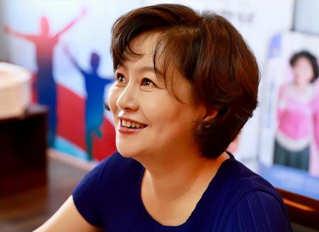 中專文憑進央視，離婚后獨自帶娃，二婚嫁普通人，鞠萍過得好嗎