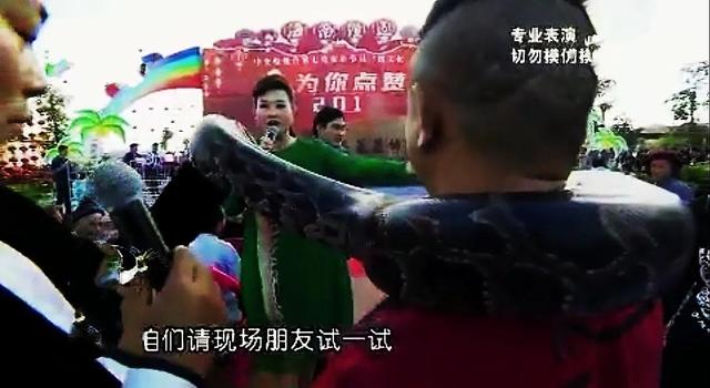 996年，海南一條巨蟒為報(bào)恩當(dāng)起了“保姆”，還幫助主人發(fā)家致富"