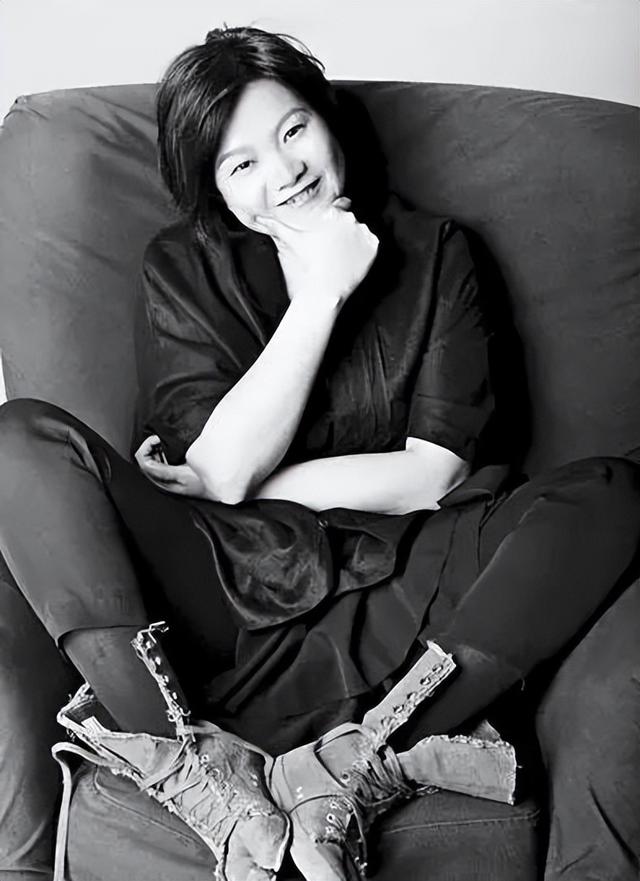 名門痞女洪晃：豪言女人要睡五個男人才夠本，如今已有四次婚姻
