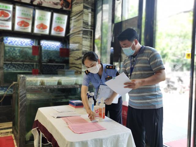 “專管”人員為餐飲商家“打分”，洞涇鎮(zhèn)創(chuàng)新推出記分管理辦法守護城市“煙火氣”