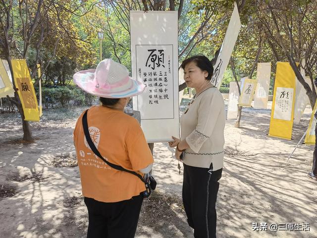鄭飛院內(nèi)龍鳳和美之處，儷睿人“愿”字書幡隨風飄揚，金光耀眼