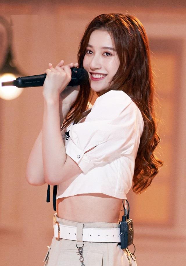 001年湖北武漢女演員胡嘉欣，清新甜美"