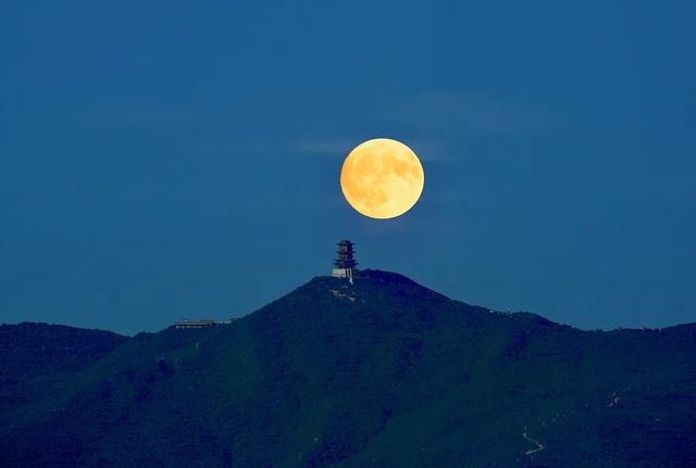 假如白居易邀請(qǐng)李白、莎士比亞一起賞月