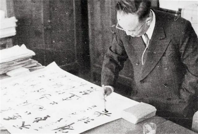 泰山上的“蟲(chóng)二”二字，日本人苦心研究十年，卻被郭沫若一語(yǔ)道破