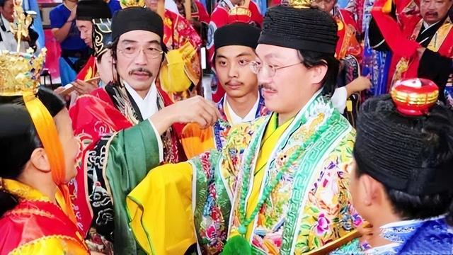8年，陌生男子自稱63代天師兒子，拿出信物證明宣稱64代冒名頂替"