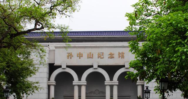 925年孫中山病危，堅(jiān)持睡地上還念叨有冰更好，宋慶齡都不知原因"