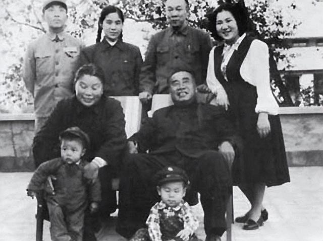 趙力平多次拒絕朱德兒子求愛，賀龍問其原因，趙力平：他家官太大