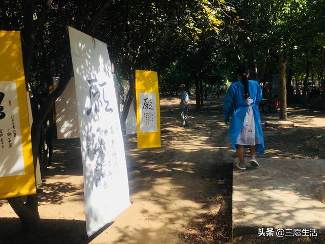 鄭飛院內(nèi)龍鳳和美之處，儷睿人“愿”字書幡隨風飄揚，金光耀眼