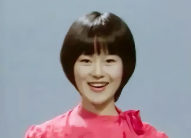 中專文憑進央視，離婚后獨自帶娃，二婚嫁普通人，鞠萍過得好嗎