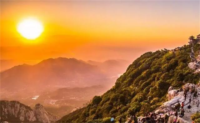 泰山上的“蟲(chóng)二”二字，日本人苦心研究十年，卻被郭沫若一語(yǔ)道破