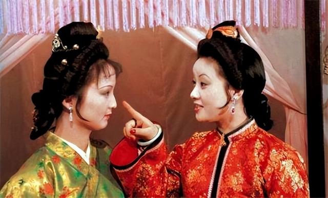 眼里不揉沙子的鳳姐和愛裝糊涂的平兒，誰更高明？