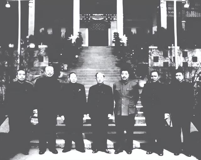 位西南行政委員會副主席合影，賀龍沒站C位，他們都是誰？"