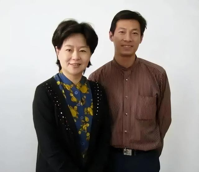 中專文憑進央視，離婚后獨自帶娃，二婚嫁普通人，鞠萍過得好嗎