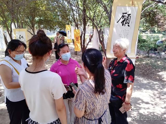 鄭飛院內(nèi)龍鳳和美之處，儷睿人“愿”字書幡隨風飄揚，金光耀眼