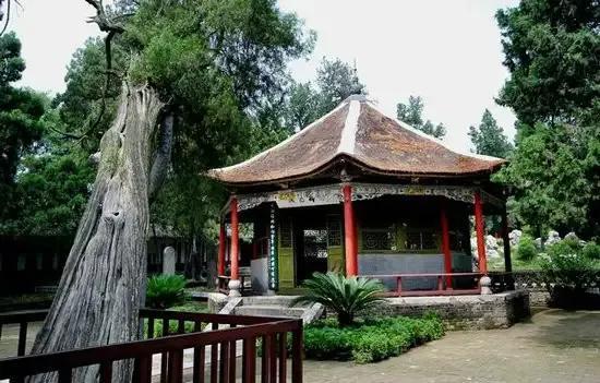 曰"宛"，曰"宛中，隆"，曰"隆中"，曰"南陽"，曰"躬耕于南陽"解密