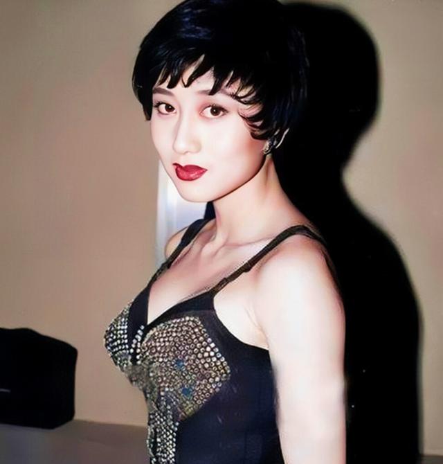 5位一眼萬年的短發(fā)美女，年輕時個個美到窒息，今有人網(wǎng)上求工作"