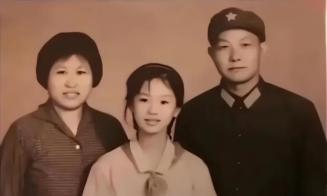 中專文憑進央視，離婚后獨自帶娃，二婚嫁普通人，鞠萍過得好嗎