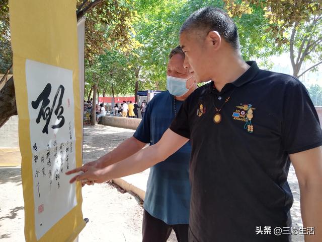 鄭飛院內(nèi)龍鳳和美之處，儷睿人“愿”字書幡隨風飄揚，金光耀眼