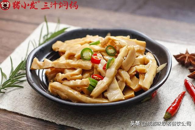 一碗熱氣騰騰的燜鍋，總是能夠帶給豬小發(fā)最溫暖的治愈