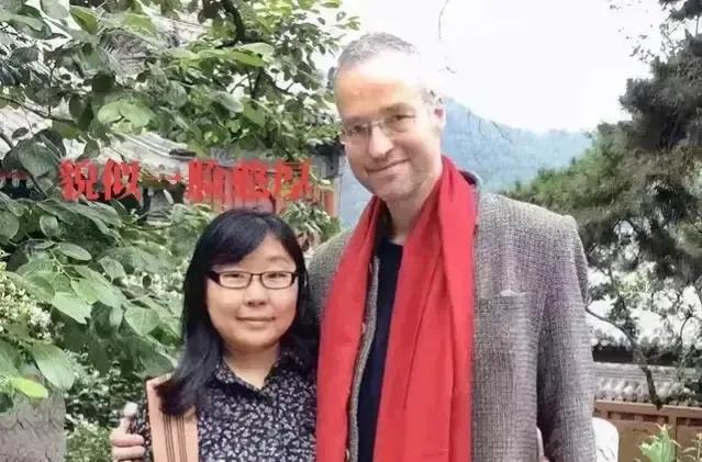 美國CNN為毒教材喊冤，旅居德國的畫家萬昱汐崇洋媚外
