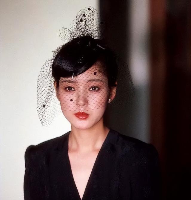5位一眼萬年的短發(fā)美女，年輕時個個美到窒息，今有人網(wǎng)上求工作"