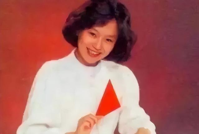 中專文憑進央視，離婚后獨自帶娃，二婚嫁普通人，鞠萍過得好嗎