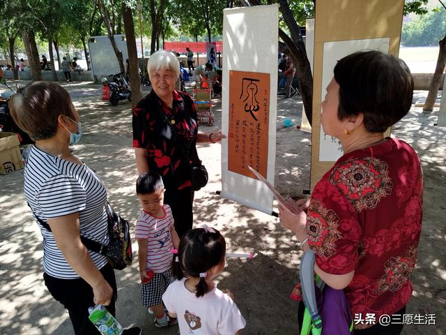 鄭飛院內(nèi)龍鳳和美之處，儷睿人“愿”字書幡隨風飄揚，金光耀眼