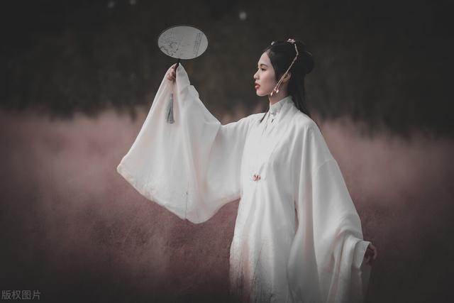寶寶起名：風(fēng)波盡日依山轉(zhuǎn)，淡掃峨眉嫵媚出的女孩名字